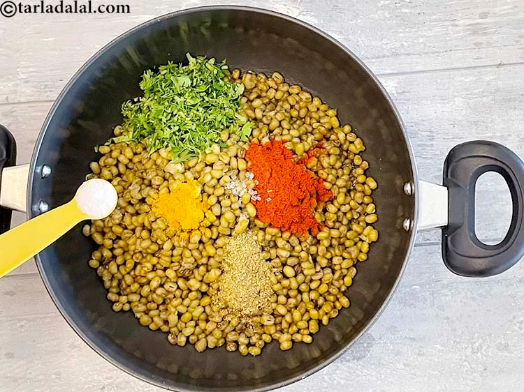 Step 20 – <p>સ્વાદ પ્રમાણે <a href="https://www.tarladalal.com/glossary-salt-namak-table-salt-gujarati-418i"><u>મીઠું (salt)</u></a> ઉમેરો.</p>