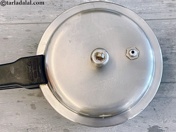 Step 6 – <p>પ્રેશર કૂકમાં 3 સીટી વગાડો.</p>