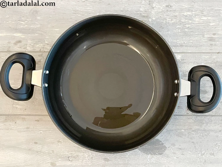 Step 8 – <p>એક ઊંડા નોન-સ્ટીક પેનમાં તેલ ગરમ કરો.</p>