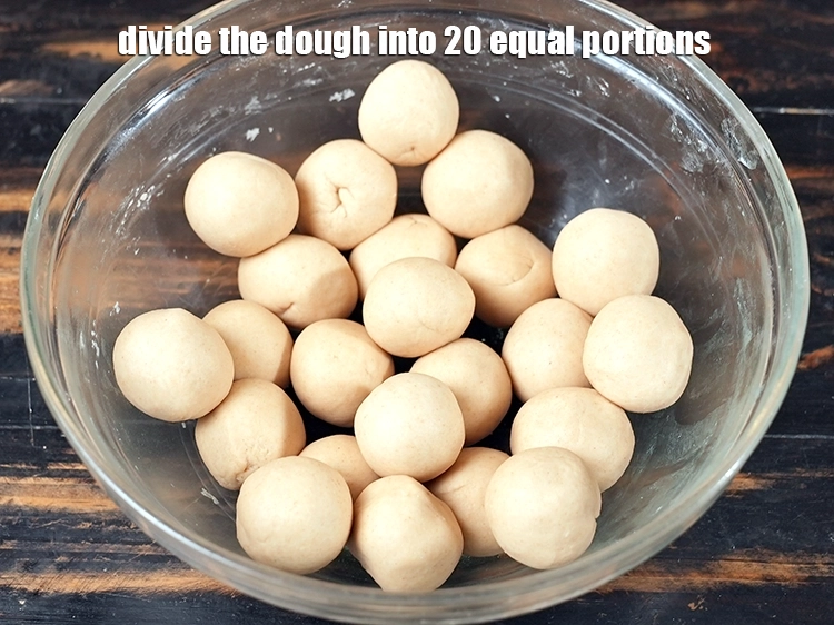 Step 10 – <p>કણકને 20 સમાન ભાગોમાં વહેંચો.</p>