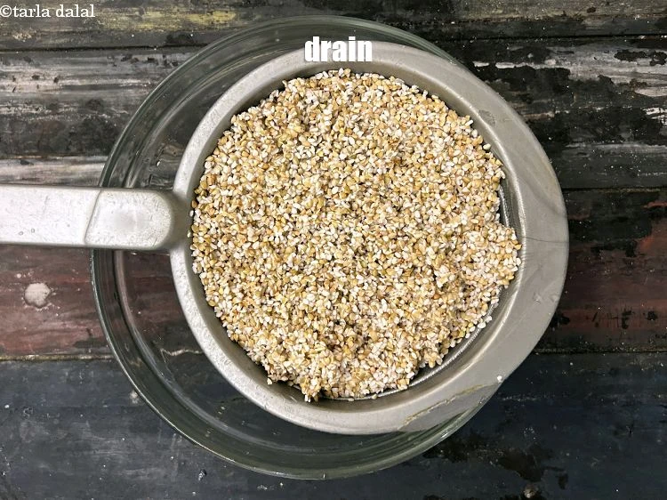 Step 5 – <p>સ્ટ્રેનર (ગળણી) નો ઉપયોગ કરીને વધારાનું પાણી કાઢી નાખો.</p>