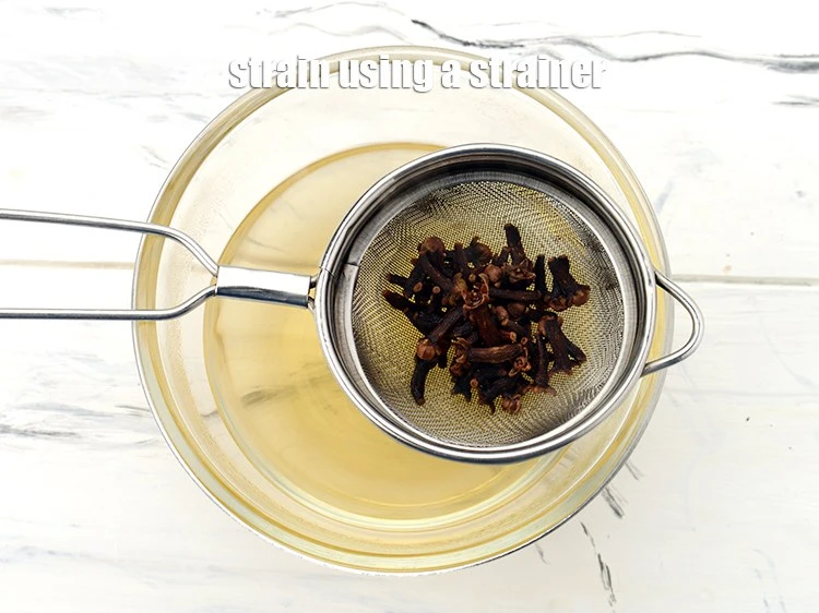 Step 4 – <p>ગળણીનો ઉપયોગ કરીને ગાળી લો. લવિંગને ફેંકી દો.</p>