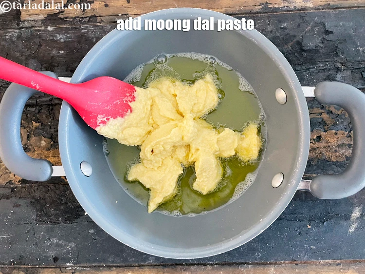 Step 15 – <p>મૂંગ દાળની પેસ્ટ ઉમેરો.</p>