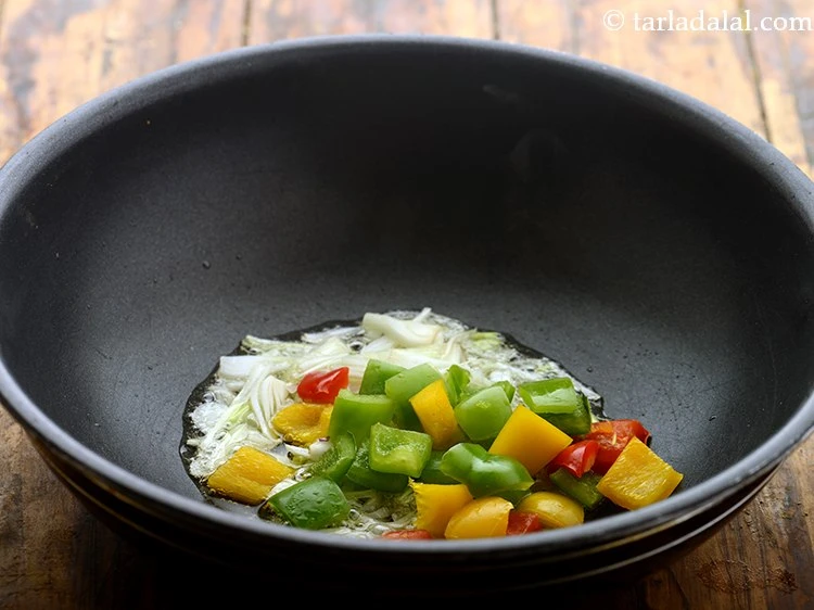 Step 8 – <p>રંગીન કેપ્સિકમ ઉમેરો. તે નૂડલ્સને સુંદર અને રંગબેરંગી બનાવે છે.</p>