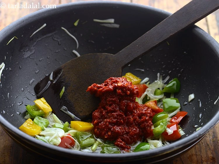 Step 10 – <p>ચીલી ગાર્લિક સૉસ અને મીઠું ઉમેરો. <a href="https://www.tarladalal.com/chilli-garlic-sauce-gujarati-282r">ઘરે બનાવેલા ચીલી ગાર્લિક સૉસ</a>ની અમારી રેસીપી જુઓ.</p>