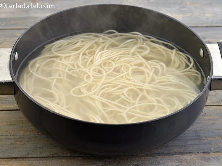 Step 2 – <p>હક્કા નૂડલ્સ ઉમેરો અને સારી રીતે મિક્સ કરો. અમે 11/2 પેકેટ હક્કા નૂડલ્સ લીધા છે. …