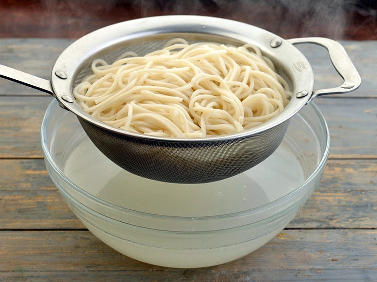 Step 3 – <p>સ્ટ્રેનરનો ઉપયોગ કરીને ગાળી લો.</p>