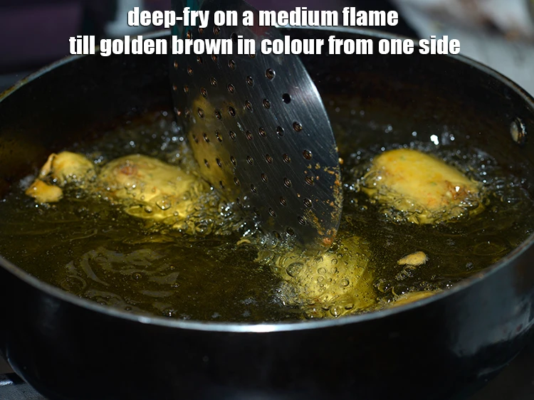 Step 27 – <p>એક બાજુએથી સોનેરી બદામી રંગના થાય ત્યાં સુધી મધ્યમ આંચ પર ડીપ-ફ્રાય કરો. શરૂઆતની થોડી …