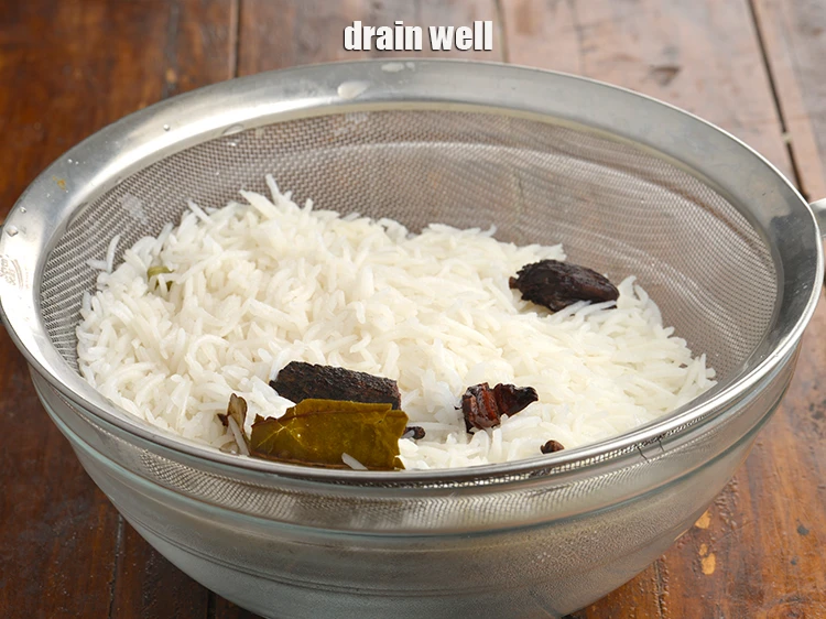 Step 7 – <p><span style="background-color:rgb(255,255,255);color:rgb(0,0,0);">પાણી સારી રીતે કાઢી લો.</span></p>