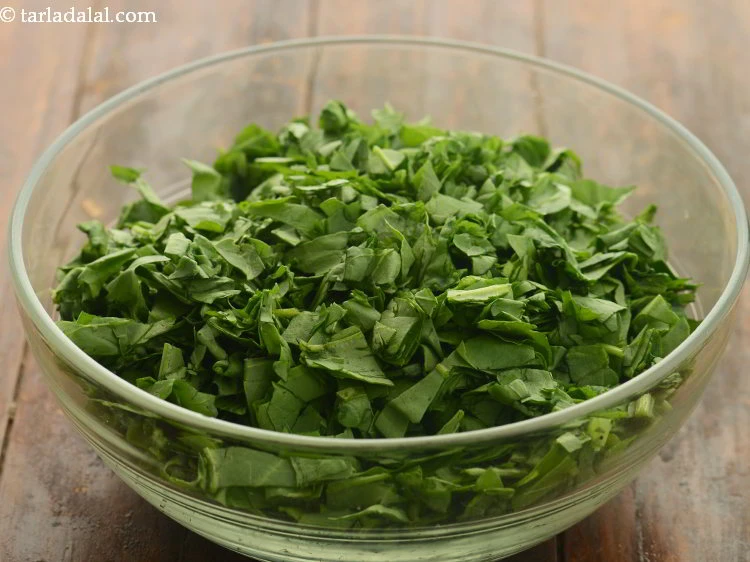 Step 4 – <p>તેને વહેતા પાણીની નીચે સારી રીતે ધોઈને કાપીને બાજુ પર રાખો.</p>