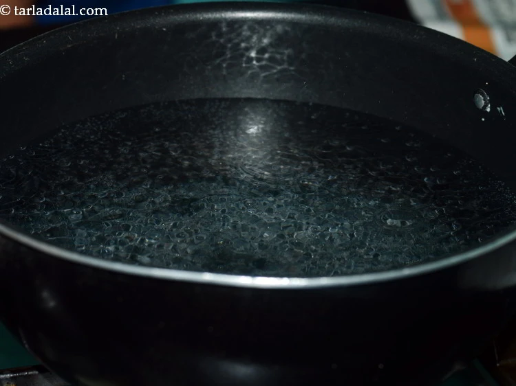 Step 5 – <p>સાગ તૈયાર કરવા માટે, મોટા વાસણમાં અથવા ઊંડા નોન-સ્ટીક પેનમાં પૂરતું પાણી ઉકાળો.<strong> તમે શાકભાજીને …