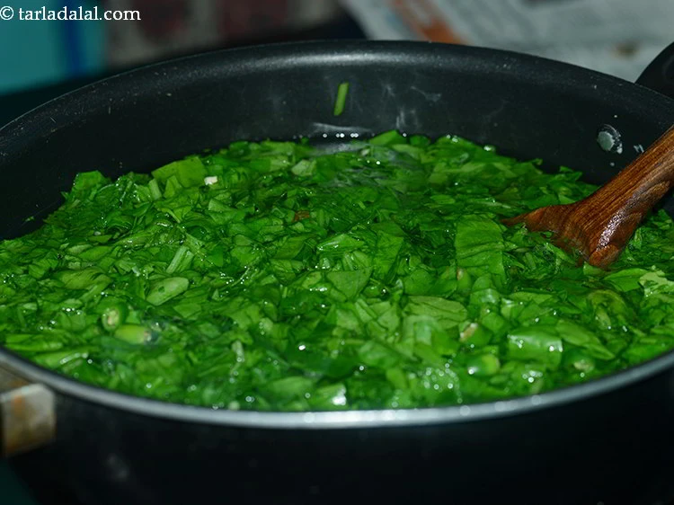 Step 9 – <p>સારી રીતે મિક્સ કરો અને 4 થી 5 મિનિટ સુધી ઉંચા તાપ પર રાંધો, ક્યારેક …