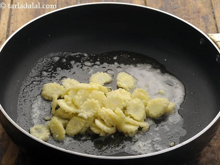 Step 11 – <p>સ્લાઇસ અને બ્લેન્ચ કરેલા બેબી કોર્નથી શરૂ કરીને બધી શાકભાજી ઉમેરો.</p>