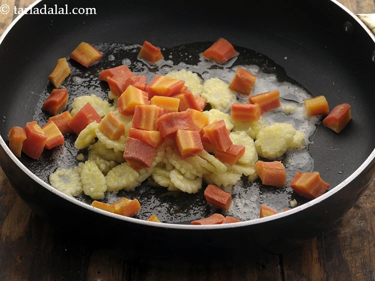 Step 12 – <p>બ્લેન્ચ કરેલા ગાજરના ક્યુબ્સ ઉમેરો.</p>