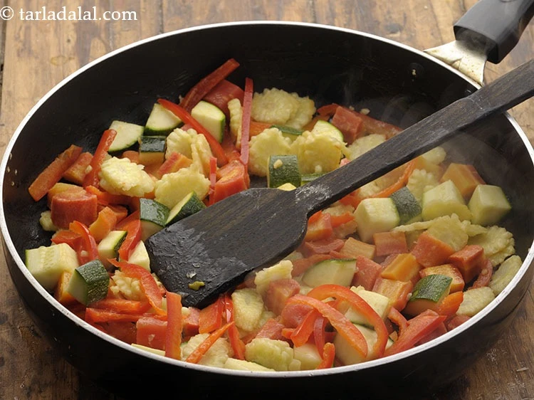 Step 15 – <p>સારી રીતે મિક્સ કરો અને મધ્યમ તાપ પર 2 થી 3 મિનિટ માટે સાંતળો. મીઠું …