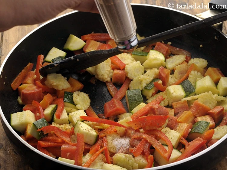 Step 17 – <p>ઓરેગાનો, ચીલી ફ્લેક્સ, ઇટાલિયન સીઝનિંગ્સ જેવા સૂકા જડીબુટ્ટીઓ ઉમેરો, પાર્સલી પણ વેજીટેબલ ટોપિંગનો સ્વાદ વધારવા …