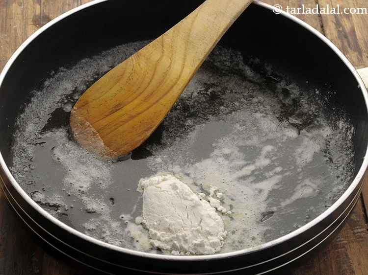 Step 2 – <p>માખણ ઓગળી જાય એટલે તેમાં સાદો લોટ ઉમેરો.</p>