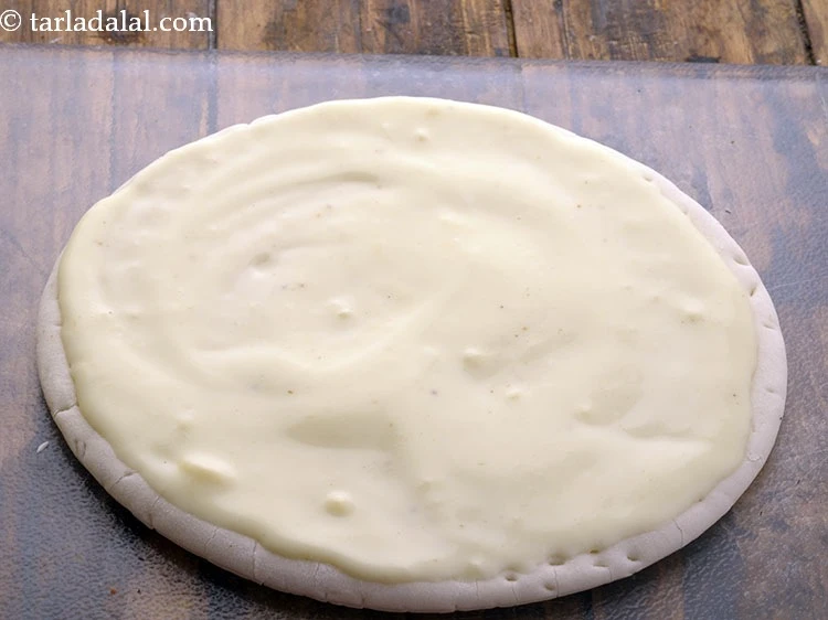 Step 21 – <p>ચીઝ સોસનો એક ભાગ ફેલાવો.</p>