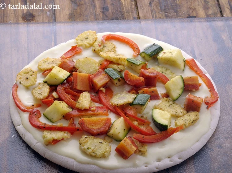 Step 22 – <p>તેના પર વેજીટેબલ ટોપિંગનો 1 ભાગ સરખી રીતે ગોઠવો.</p>