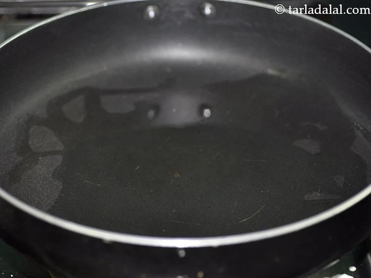 Step 29 – <p><strong>ચીઝી વેજીટેબલ પીઝા રેસીપી | વેજ ચીઝી પીઝા | ઇન્ડિયન સ્ટાઇલ ચીઝ સોસ વેજ પીઝા …