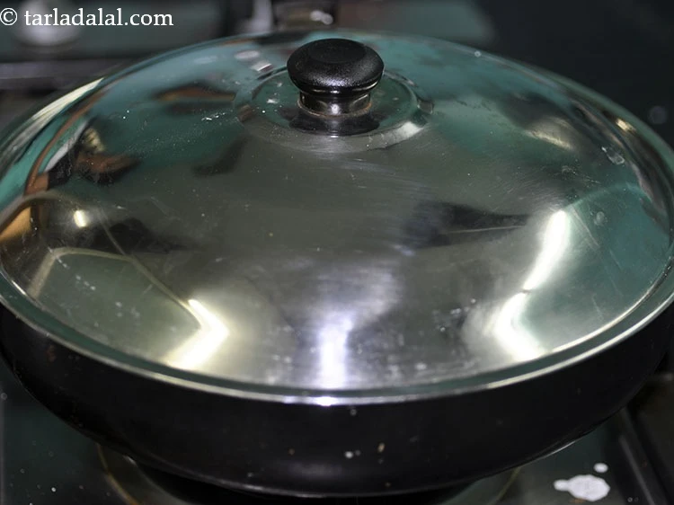 Step 31 – <p>ઢાંકીને ધીમા મધ્યમ તાપ પર ૭-૮ મિનિટ માટે રાંધો.</p>