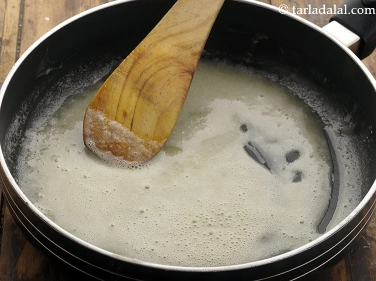 Step 3 – <p>મધ્યમ તાપ પર ૩૦ સેકન્ડ સુધી સતત હલાવતા રહીને રાંધો. આને રોક્સ કહેવામાં આવે છે …