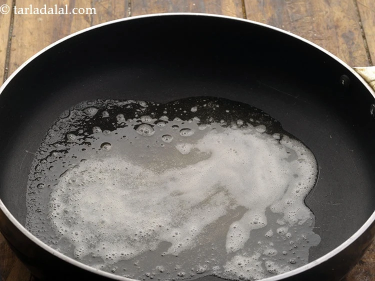 Step 10 – <p><strong>ચીઝી વેજીટેબલ પીઝા | વેજ ચીઝી પીઝા | ઇન્ડિયન સ્ટાઇલ ચીઝ સોસ વેજ પીઝા | …