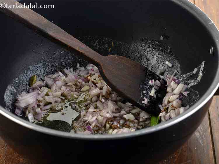 Step 17 – <p>બારીક સમારેલી ડુંગળી ઉમેરો.</p>