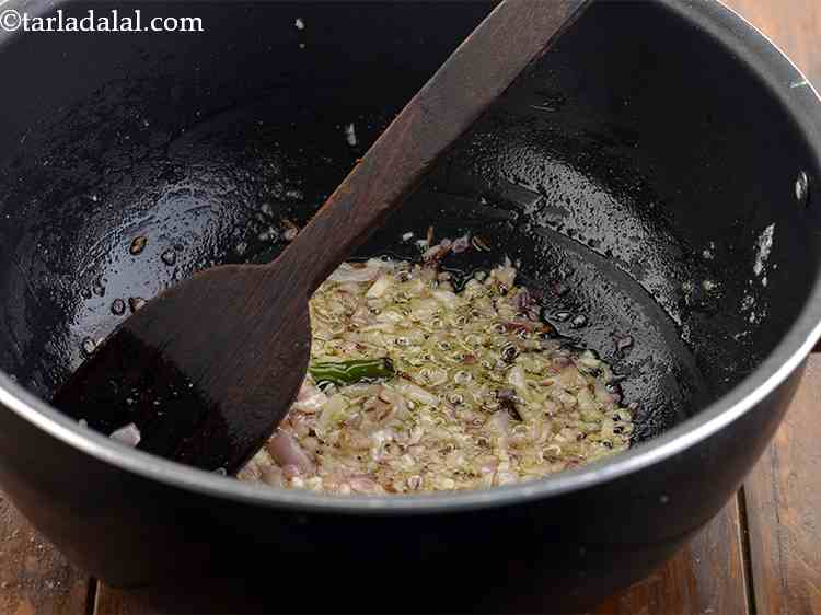 Step 18 – <p>જ્યાં સુધી તે ગોલ્ડન બ્રાઉન રંગની ન થાય ત્યાં સુધી સાંતળો. આમાં લગભગ 3 મિનિટ …