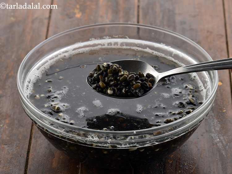 Step 5 – <p>આખી અડદની દાળને રાતભર પલાળી રાખ્યા પછી, તે આના જેવું દેખાય છે.</p>