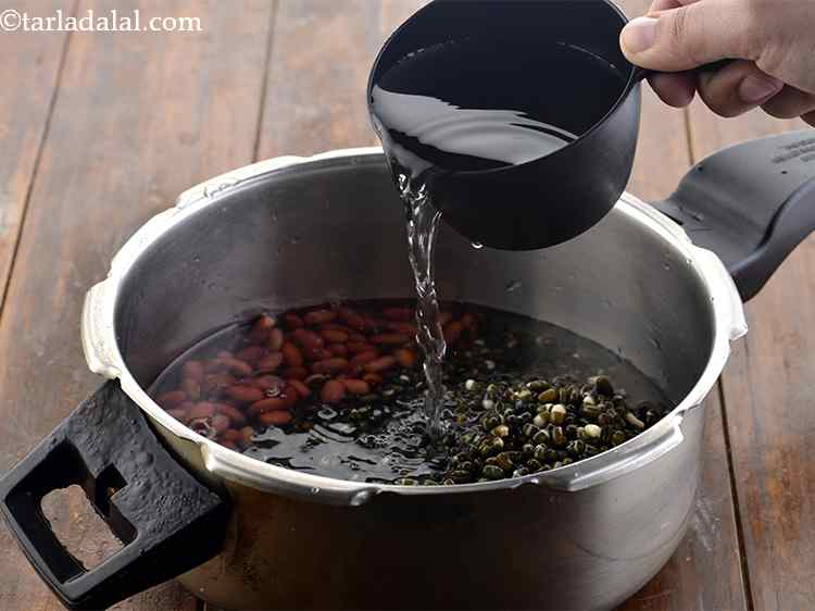 Step 32 – <p>રાજમા અને અડદને રાંધવામાં વધારાનો સમય લાગે છે, તેથી 7 સીટી સુધી પ્રેશર કુક કરો.</p>