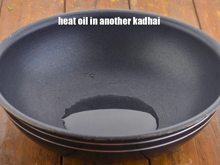 Step 4 – <p>બીજી કઢાઈમાં તેલ ગરમ કરો.</p>