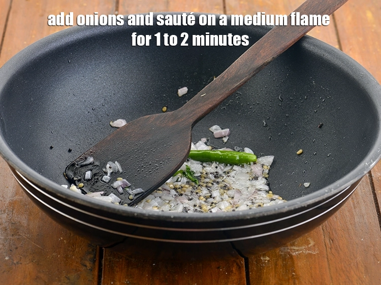 Step 9 – <p><span style="background-color:rgb(255,255,255);color:rgb(0,0,0);">કાદાં</span> ઉમેરો અને મધ્યમ તાપ પર ૧ થી ૨ મિનિટ સુધી સાંતળો. ડુંગળી ઉપમાને …