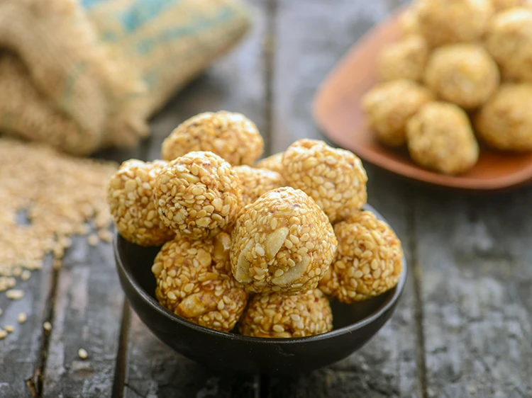 Step 16 – <p><strong>તિલકે લાડુ</strong>ને સંપૂર્ણપણે ઠંડુ થવા દો અને હવાચુસ્ત કન્ટેનરમાં સ્ટોર કરો.</p>