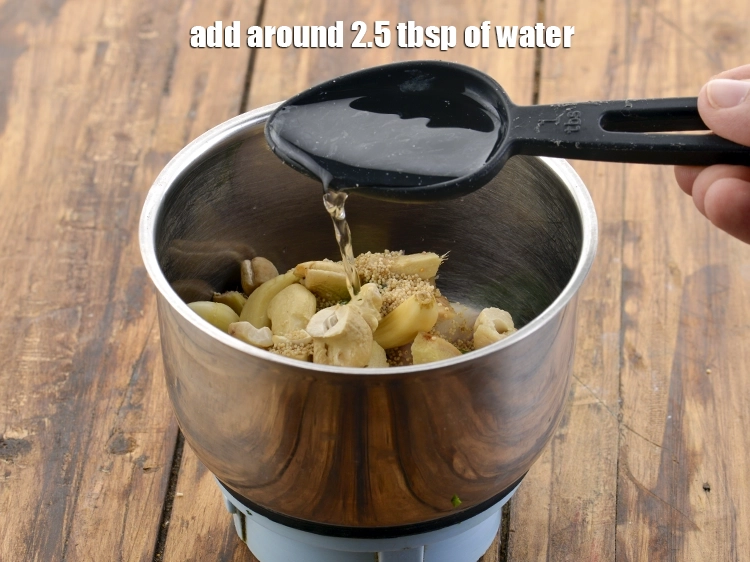 Step 7 – <p>લગભગ ૨.૫ ચમચી પાણી ઉમેરો.</p>