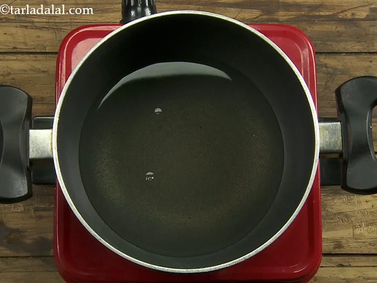 Step 1 – <p><strong>ઉકડીચે મોદક</strong>નો લોટ બનાવવા માટે, એક ઊંડા નોન-સ્ટીક પેનમાં 1 કપ પાણી ઉકાળો.</p>