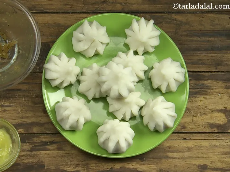 Step 20 – <p>બાકીનો લોટ લઈને પગલું 1 થી 8 સુધી ફરી કરીને બધા મોદક તૈયાર કરો.</p>