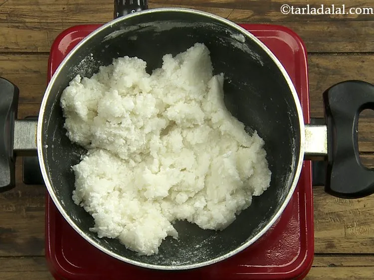 Step 4 – <p>જ્યારે મિશ્રણ એકસાથે થવા લાગે, ત્યારે ઢાંકણ મૂકી બંધ કરો અને 15 મિનિટ માટે બાજુ …