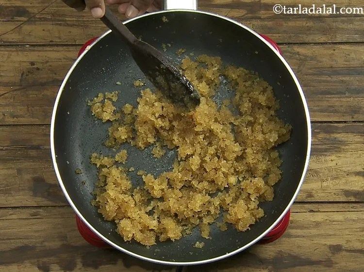 Step 9 – <p>એલચી પાવડર છાંટો અને સારી રીતે મિક્સ કરો.</p>