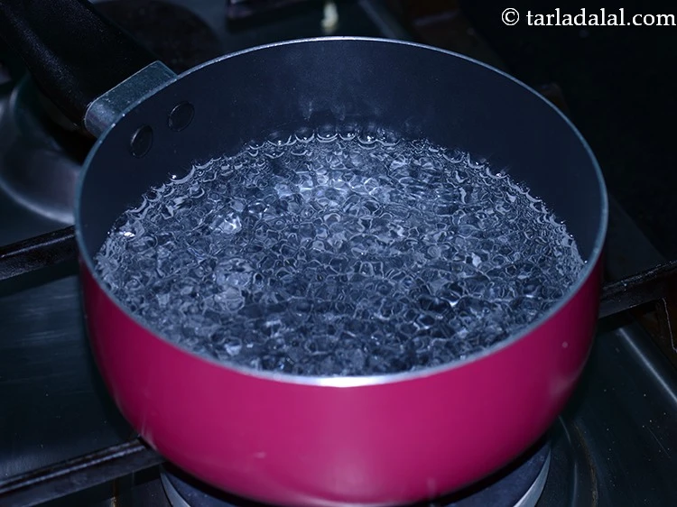 Step 1 – <p><strong>સ્ટાર એનિસ ટી</strong> બનાવવા માટે, એક તપેલીમાં 2 કપ પાણી ઉકાળો. આમાં લગભગ 5 મિનિટ …