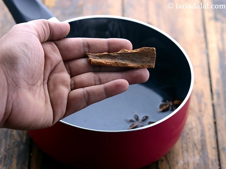 Step 3 – <p>તેમાં <a href="https://www.tarladalal.com/glossary-cinnamon-dalchini-gujarati-346i"><u>તજ (cinnamon, dalchini)</u></a> ઉમેરો.</p>