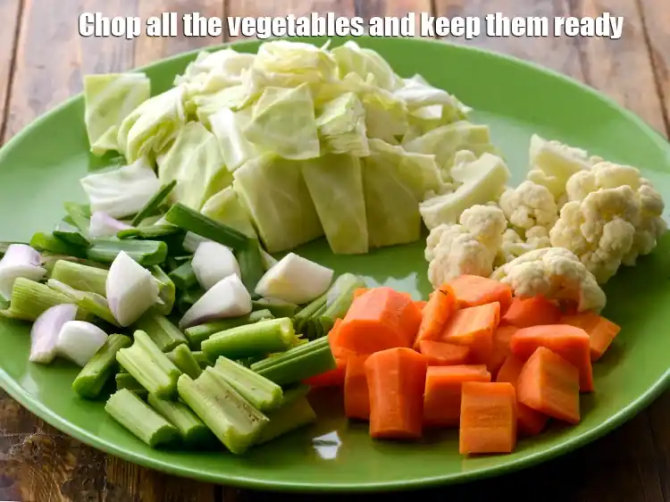 Step 2 – <p>બધી શાકભાજી કાપીને તૈયાર રાખો. શાકભાજીને બારીક કે સચોટ રીતે કાપવાની જરૂર નથી કારણ કે …