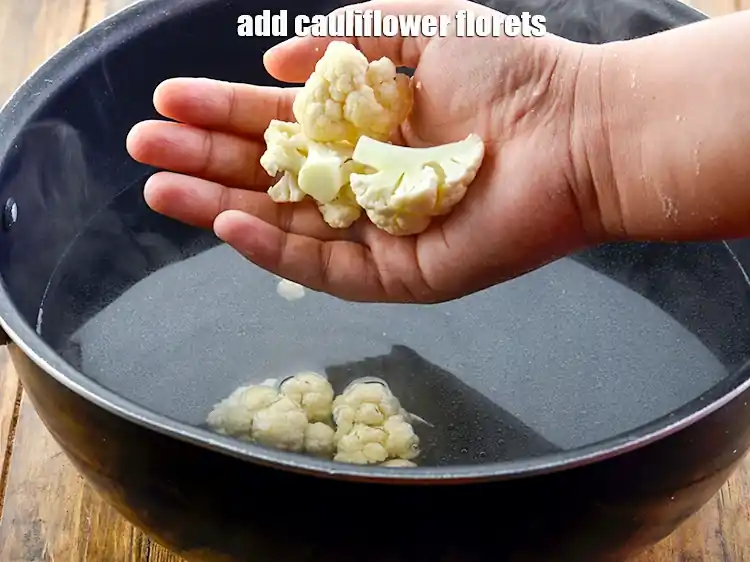 Step 4 – <p><span style="background-color:rgb(255,255,255);color:rgb(0,0,0);">3 to 4 </span><a href="https://www.tarladalal.com/glossary-cauliflower-phool-gobi-phool-gobhi-gujarati-174i#ing_2347"><u>ફૂલકોબીના ફૂલ (cauliflower florets)</u></a> ઉમેરો. તમે જે શાકભાજી ઉમેરો છો …