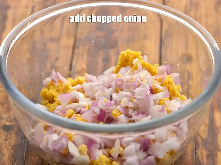 Step 10 – <p><span style="background-color:rgb(255,255,255);color:rgb(0,0,0);">1/2 કપ </span><a href="https://www.tarladalal.com/glossary-onions-pyaz-pyaaz-kanda-gujarati-548i#ing_2327"><u>સમારેલા કાંદા (chopped onions)</u></a>થી શરૂ કરીને બાકીની બધી સામગ્રી ઉમેરો.</p>