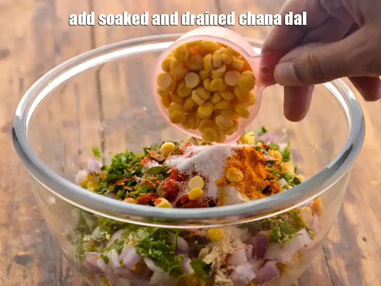 Step 18 – <p>ઉપરાંત, પલાળેલી અને પાણી કાઢી નાખેલી ચણા દાળ ઉમેરો.</p>