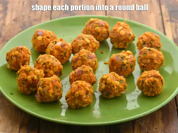 Step 20 – <p>ચણા દાળ વડા &nbsp;બનાવવા માટે, મસાલા વડા મિશ્રણને 17 સમાન ભાગોમાં વહેંચો. દરેક ભાગને ગોળ …