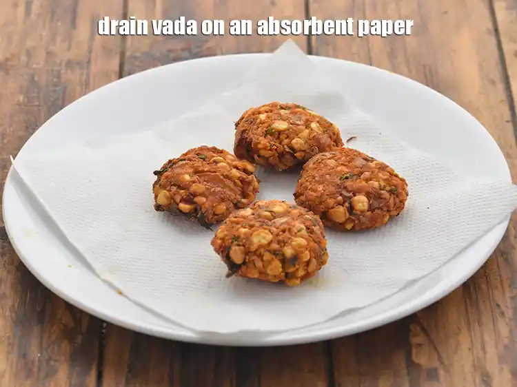 Step 24 – <p>ચણા દાળના વડાને શોષક કાગળ પર નિતારી લો.</p>