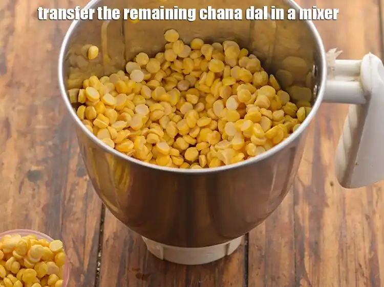 Step 7 – <p>બાકીની ચણાની દાળને મિક્સરમાં નાખો.</p>