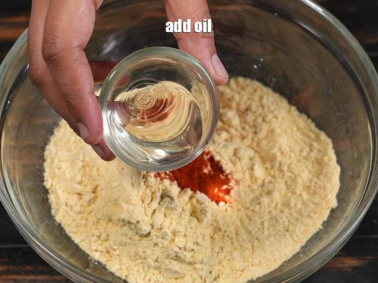 स्टेप 24 – <p>१ टेबल-स्पून&nbsp;<a href="">तेल</a>&nbsp;डालें।</p>