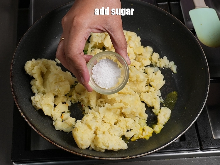 स्टेप 16 – <p>२ टी-स्पून&nbsp;<a href="https://www.tarladalal.in/glossary-sugar-chini-shakkar-278i"><u>शक्कर</u></a>&nbsp;डालें। यह नींबू के रस के खट्टेपन को …